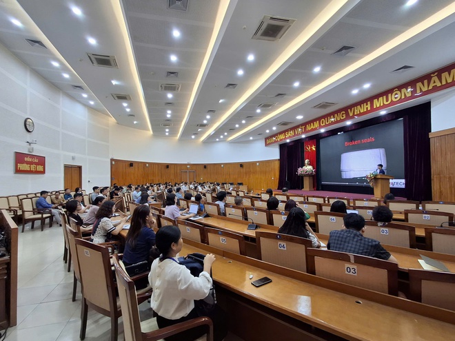 UBND phường Việt Hưng tổ chức tập huấn “Cán bộ, công chức, viên chức trong thời đại số: Làm chủ AI, dẫn đầu đổi mới”- Ảnh 9.