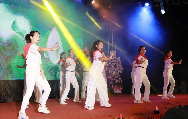 Chương trình giao lưu văn nghệ tiếng hát làng Vân năm 2025. - Ảnh 7.