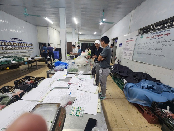 PHƯỜNG CẦU GIẤY TĂNG CƯỜNG CÔNG TÁC KIỂM TRA AN TOÀN THỰC PHẨM TẠI CÁC CƠ SỞ CUNG CẤP SUẤT ĂN CHO TRƯỜNG HỌC- Ảnh 4.