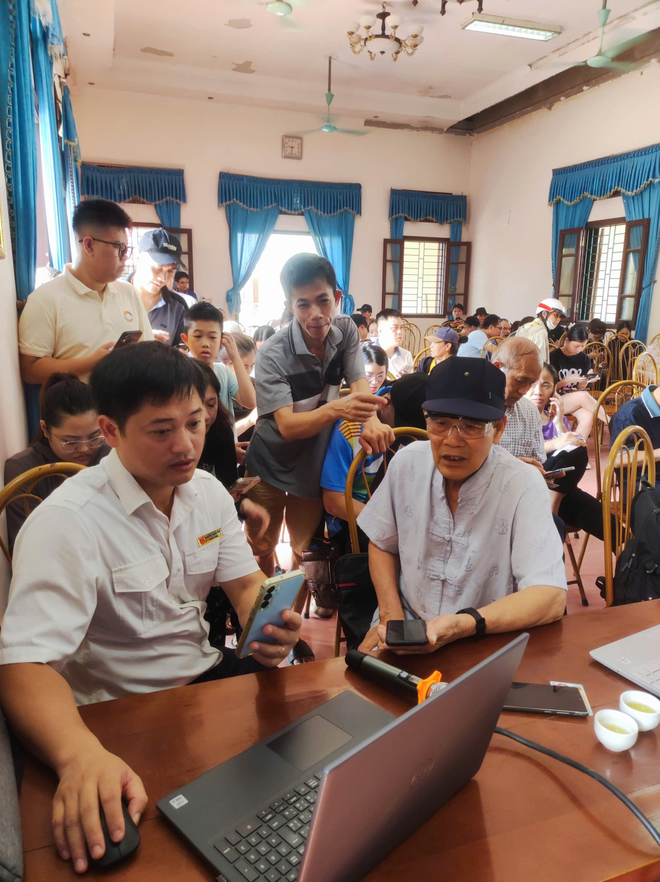 UBND xã Hồng Vân: Tổ chức hội nghị tập huấn các nội dung về Chuyển đổi số, giải quyết TTHC, Etax - mobile tại cơ sở thôn trên địa bàn xã.- Ảnh 3.