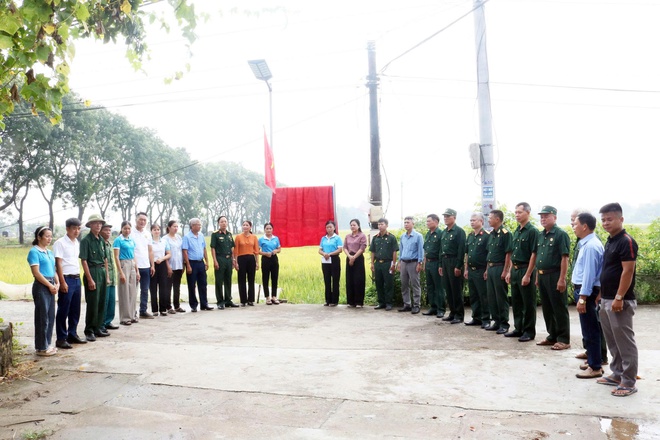 Hội Liên hiệp Phụ nữ xã Hòa Phú gắn biển công trình “Thắp sáng đường quê” - Ảnh 1.