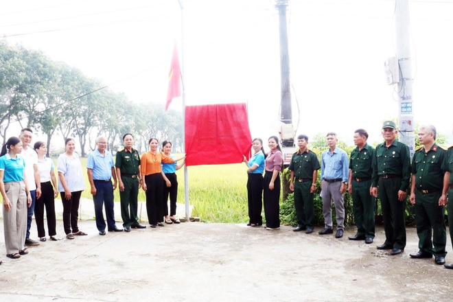 Hội Liên hiệp Phụ nữ xã Hòa Phú gắn biển công trình “Thắp sáng đường quê” - Ảnh 2.