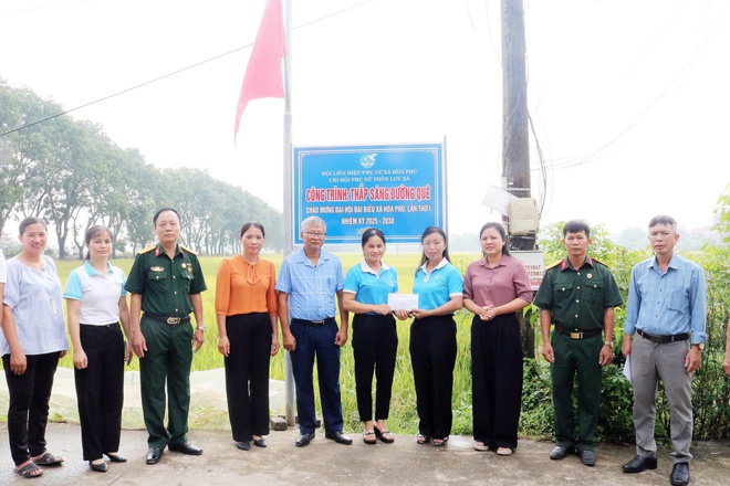 Hội Liên hiệp Phụ nữ xã Hòa Phú gắn biển công trình “Thắp sáng đường quê” - Ảnh 3.