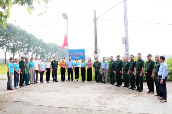 Hội Liên hiệp Phụ nữ xã Hòa Phú gắn biển công trình “Thắp sáng đường quê” - Ảnh 4.