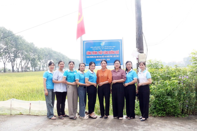 Hội Liên hiệp Phụ nữ xã Hòa Phú gắn biển công trình “Thắp sáng đường quê” - Ảnh 5.