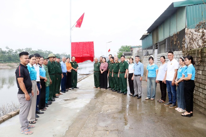 Hội Cựu chiến binh xã Hòa Phú gắn biển công trình “Thắp sáng đường quê” 

- Ảnh 1.