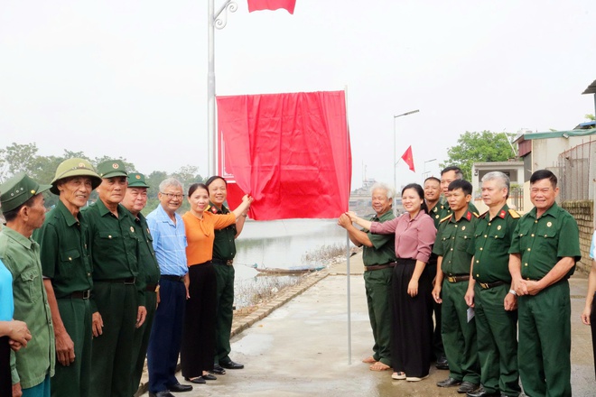 Hội Cựu chiến binh xã Hòa Phú gắn biển công trình “Thắp sáng đường quê” 

- Ảnh 2.