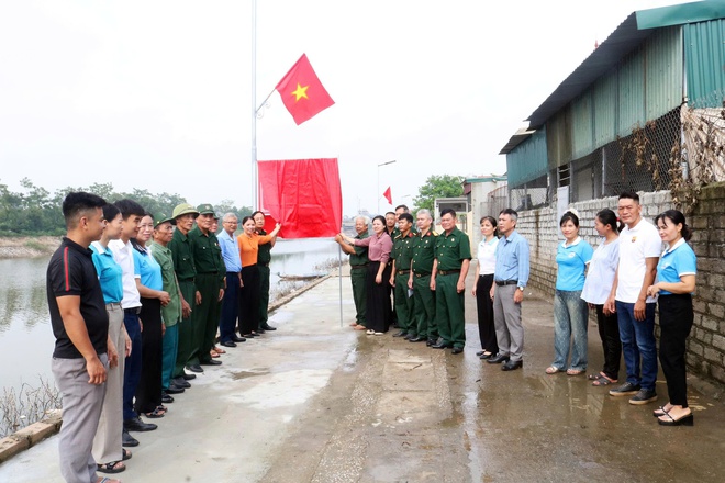 Hội Cựu chiến binh xã Hòa Phú gắn biển công trình “Thắp sáng đường quê” 

- Ảnh 3.