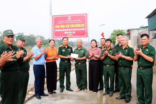 Hội Cựu chiến binh xã Hòa Phú gắn biển công trình “Thắp sáng đường quê” 

- Ảnh 4.