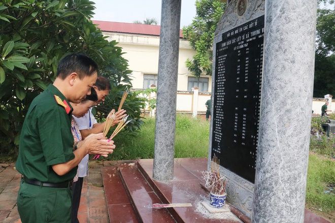 Hội Cựu chiến binh xã Hòa Phú tổ chức dâng hương tưởng niệm các anh hùng liệt sỹ trước thềm Đại hội Đại biểu Hội CCB xã- Ảnh 1.