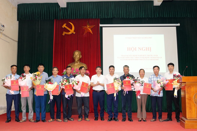 UBND xã Hòa Phú tổ chức hội nghị trao quyết định nghỉ hưu trước tuổi và nghỉ thôi việc theo quy định- Ảnh 2.