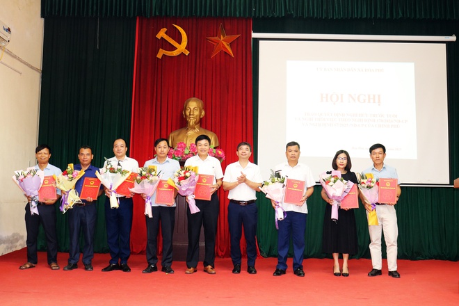 UBND xã Hòa Phú tổ chức hội nghị trao quyết định nghỉ hưu trước tuổi và nghỉ thôi việc theo quy định- Ảnh 3.