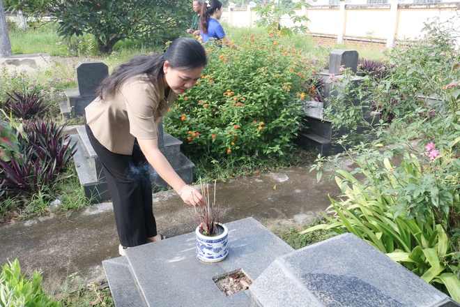 Hội Cựu chiến binh xã Hòa Phú tổ chức dâng hương tưởng niệm các anh hùng liệt sỹ trước thềm Đại hội Đại biểu Hội CCB xã- Ảnh 4.