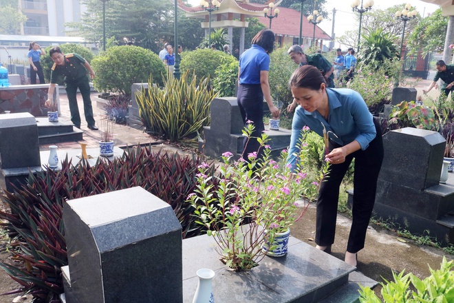 Hội Cựu chiến binh xã Hòa Phú tổ chức dâng hương tưởng niệm các anh hùng liệt sỹ trước thềm Đại hội Đại biểu Hội CCB xã- Ảnh 5.