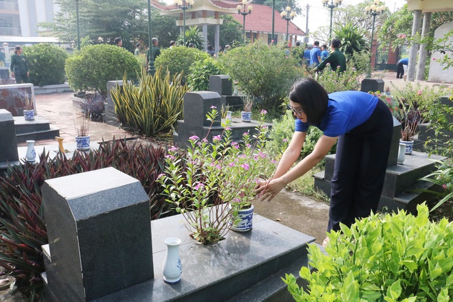 Hội Cựu chiến binh xã Hòa Phú tổ chức dâng hương tưởng niệm các anh hùng liệt sỹ trước thềm Đại hội Đại biểu Hội CCB xã- Ảnh 6.