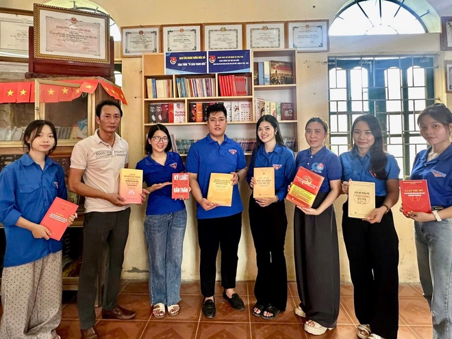 Chi đoàn thôn Hòa Xá bàn giao công trình “Tủ sách thanh niên”- Ảnh 5.