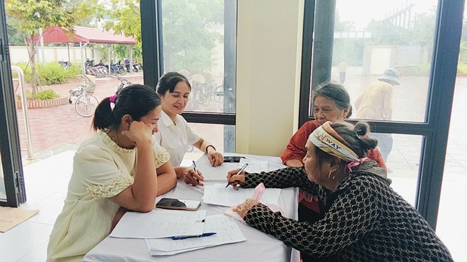 Trạm Y tế xã Hòa Phú tổ chức khám miễn phí các bệnh về mắt cho người cao tuổi- Ảnh 1.