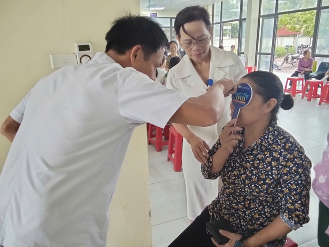 Trạm Y tế xã Hòa Phú tổ chức khám miễn phí các bệnh về mắt cho người cao tuổi- Ảnh 2.
