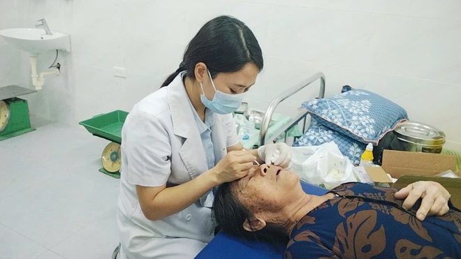 Trạm Y tế xã Hòa Phú tổ chức khám miễn phí các bệnh về mắt cho người cao tuổi- Ảnh 3.
