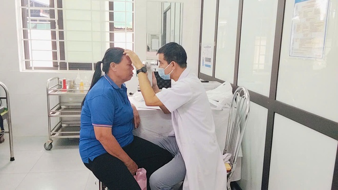 Trạm Y tế xã Hòa Phú tổ chức khám miễn phí các bệnh về mắt cho người cao tuổi- Ảnh 4.