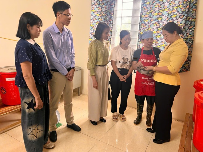 Lãnh đạo Đảng ủy - UBND xã Cổ Đô kiểm tra bếp ăn bán trú trường Mầm non Tản Hồng.- Ảnh 1.