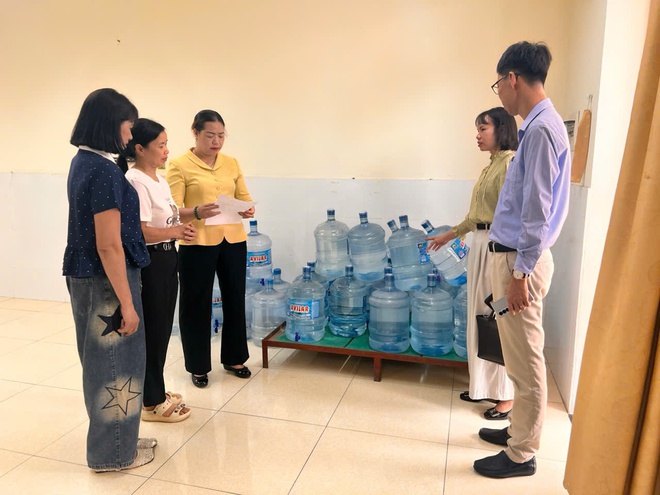 Lãnh đạo Đảng ủy - UBND xã Cổ Đô kiểm tra bếp ăn bán trú trường Mầm non Tản Hồng.- Ảnh 2.