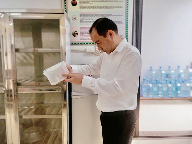 Lãnh đạo Đảng ủy - UBND xã Cổ Đô kiểm tra bếp ăn bán trú trường Mầm non Tản Hồng.- Ảnh 3.