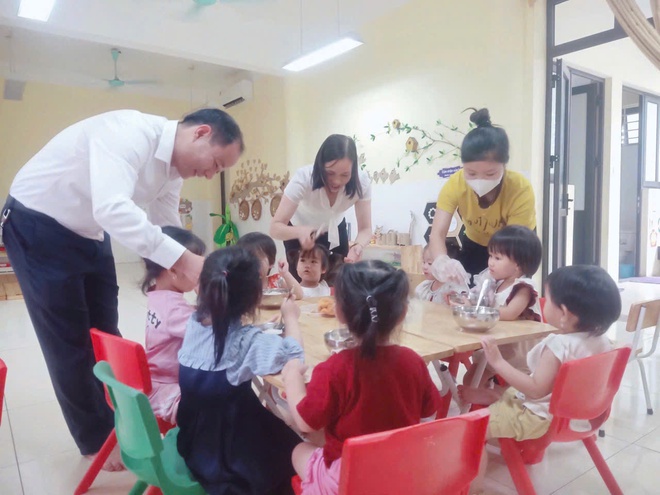 Lãnh đạo Đảng ủy - UBND xã Cổ Đô kiểm tra bếp ăn bán trú trường Mầm non Tản Hồng.- Ảnh 4.