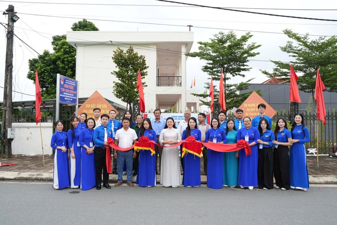 BCH Đoàn xã Hòa Phú gắn biển công trình thanh niên “Thắp sáng tương lai” - Ảnh 1.