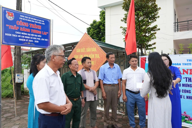 BCH Đoàn xã Hòa Phú gắn biển công trình thanh niên “Thắp sáng tương lai” - Ảnh 2.