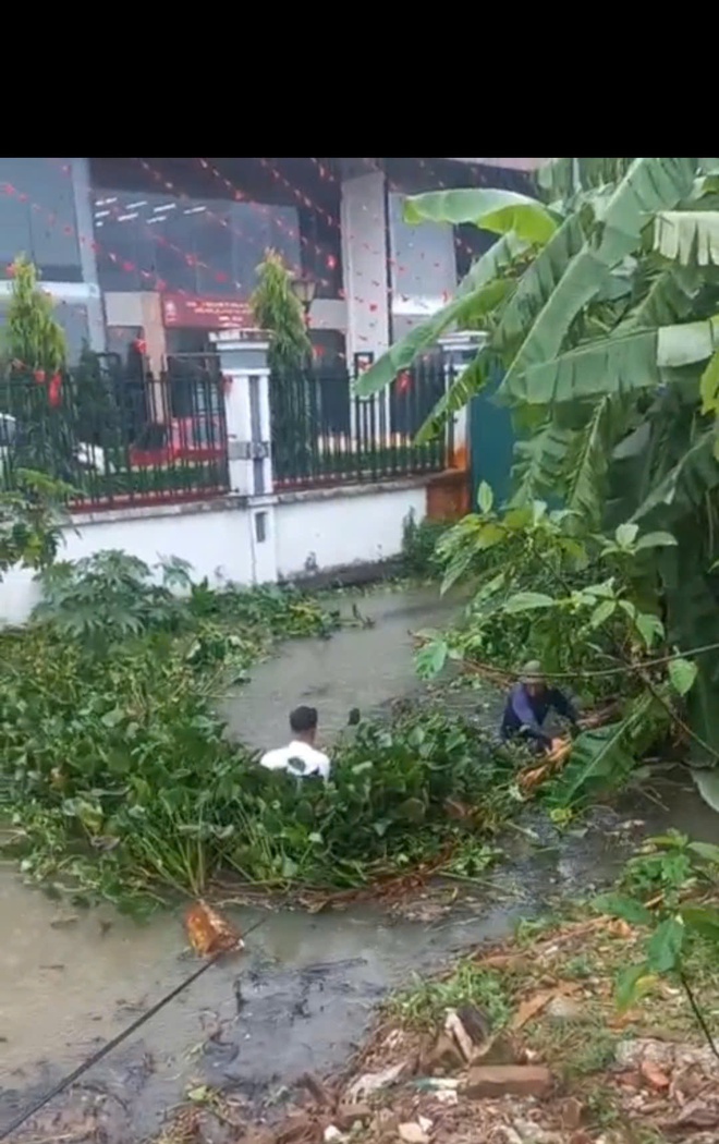 Ban Chỉ huy phòng thủ Dân sự xã Phú Nghĩa triển khai các nhiệm vụ ứng phó với mưa lớn do ảnh hưởng của cơn bão số 10
- Ảnh 2. Ban Chỉ huy phòng thủ Dân sự xã Phú Nghĩa triển khai các nhiệm vụ ứng phó với mưa lớn do ảnh hưởng của cơn bão số 10
- Ảnh 2.