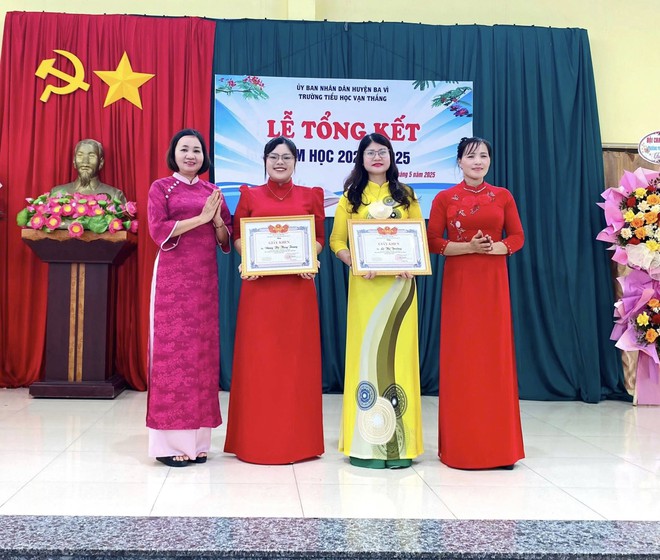 UBND THÀNH PHỐ HÀ NỘI TẶNG BẰNG KHEN CHO CÁC THẦY CÔ GIÁO XÃ CỔ ĐÔ ĐÃ CÓ THÀNH TÍCH XUẤT SẮC TRONG PHONG TRÀO THI ĐUA THỰC HIỆN NHIỆM VỤ CÔNG TÁC TỪ NĂM HỌC 2023-2024 ĐẾN NĂM HỌC 2024-2025. - Ảnh 1. UBND THÀNH PHỐ HÀ NỘI TẶNG BẰNG KHEN CHO CÁC THẦY CÔ GIÁO XÃ CỔ ĐÔ ĐÃ CÓ THÀNH TÍCH XUẤT SẮC TRONG PHONG TRÀO THI ĐUA THỰC HIỆN NHIỆM VỤ CÔNG TÁC TỪ NĂM HỌC 2023-2024 ĐẾN NĂM HỌC 2024-2025. - Ảnh 1.