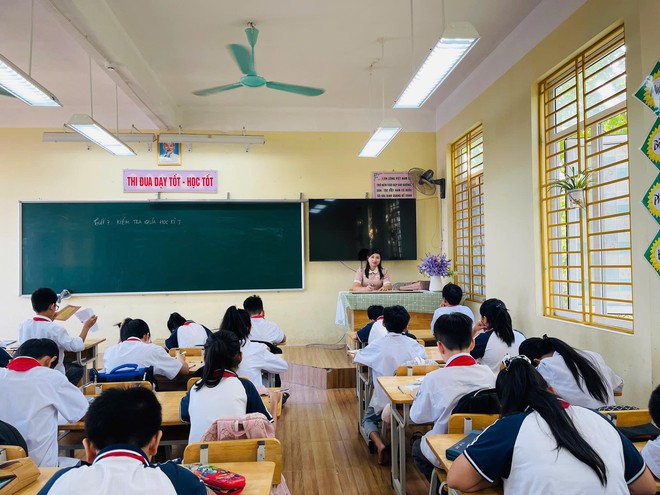 UBND THÀNH PHỐ HÀ NỘI TẶNG BẰNG KHEN CHO CÁC THẦY CÔ GIÁO XÃ CỔ ĐÔ ĐÃ CÓ THÀNH TÍCH XUẤT SẮC TRONG PHONG TRÀO THI ĐUA THỰC HIỆN NHIỆM VỤ CÔNG TÁC TỪ NĂM HỌC 2023-2024 ĐẾN NĂM HỌC 2024-2025. - Ảnh 3. UBND THÀNH PHỐ HÀ NỘI TẶNG BẰNG KHEN CHO CÁC THẦY CÔ GIÁO XÃ CỔ ĐÔ ĐÃ CÓ THÀNH TÍCH XUẤT SẮC TRONG PHONG TRÀO THI ĐUA THỰC HIỆN NHIỆM VỤ CÔNG TÁC TỪ NĂM HỌC 2023-2024 ĐẾN NĂM HỌC 2024-2025. - Ảnh 3.