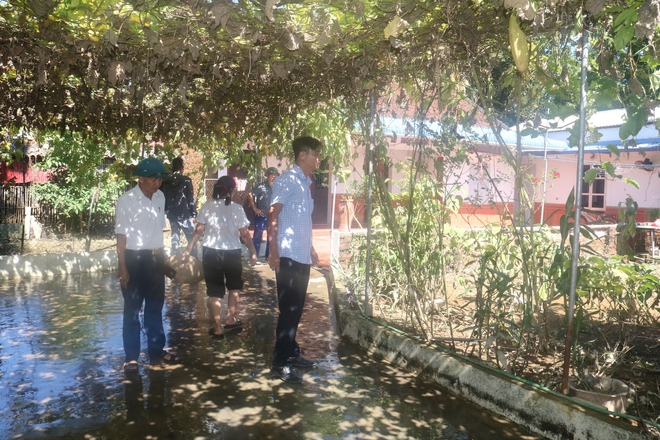 Lãnh đạo xã Hòa Phú kiểm tra, chỉ đạo công tác vệ sinh môi trường sau ngập úng- Ảnh 4.