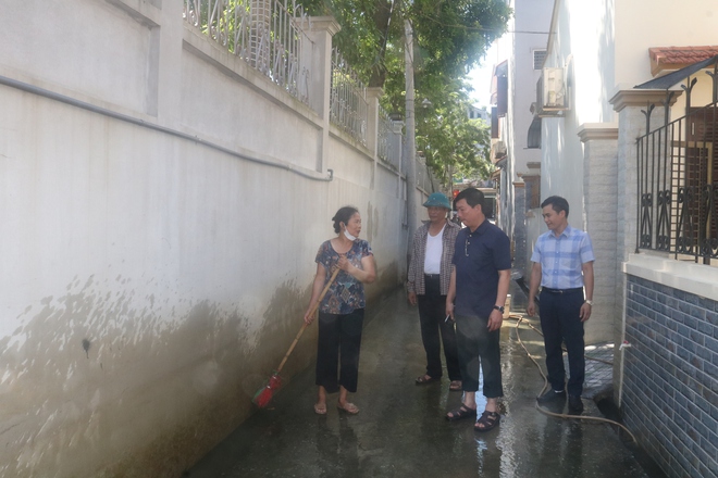 Lãnh đạo xã Hòa Phú kiểm tra, chỉ đạo công tác vệ sinh môi trường sau ngập úng- Ảnh 1.