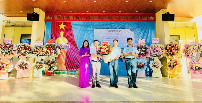 Tiểu đoàn S300 - Trung đoàn 64 chúc mừng ngày khai giảng năm học mới một số trường học trên địa bàn xã Phú Nghĩa- Ảnh 3.