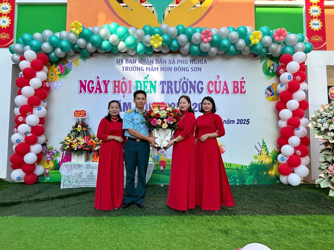 Tiểu đoàn S300 - Trung đoàn 64 chúc mừng ngày khai giảng năm học mới một số trường học trên địa bàn xã Phú Nghĩa- Ảnh 2.