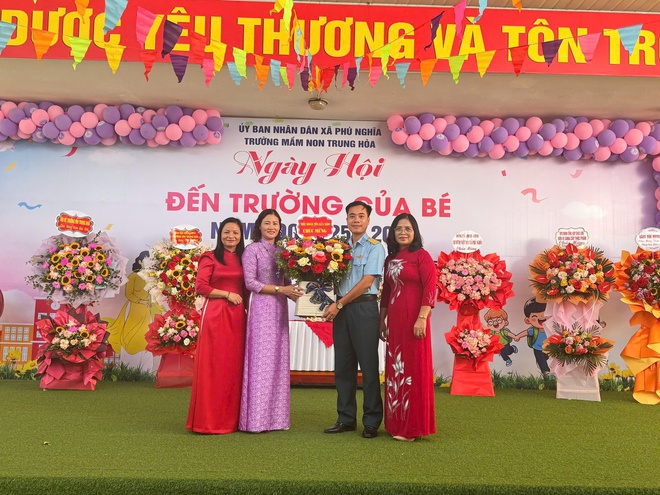 Tiểu đoàn S300 - Trung đoàn 64 chúc mừng ngày khai giảng năm học mới một số trường học trên địa bàn xã Phú Nghĩa- Ảnh 1.