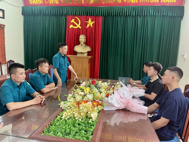 Ban chỉ huy quân sự xã Hòa Phú: Lễ trao quyết định gọi nhập ngũ cho công dân trúng tuyển vào các trường Đại học, Học viện trong quân đội năm 2025- Ảnh 5.