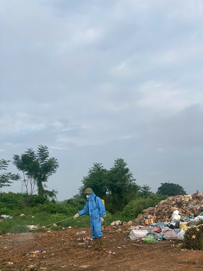 Phú Nghĩa triển khai vệ sinh môi trường phòng, chống bệnh dịch tả lợn Châu Phi và phòng, chống dịch bệnh gia súc, gia cầm sau mưa lũ trên địa bàn xã- Ảnh 3.