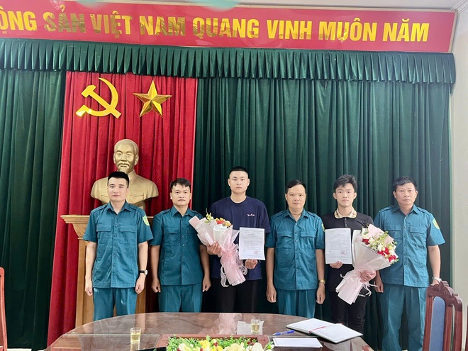 Ban chỉ huy quân sự xã Hòa Phú: Lễ trao quyết định gọi nhập ngũ cho công dân trúng tuyển vào các trường Đại học, Học viện trong quân đội năm 2025- Ảnh 2.