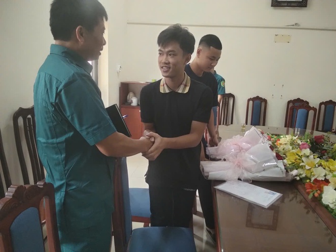 Ban chỉ huy quân sự xã Hòa Phú: Lễ trao quyết định gọi nhập ngũ cho công dân trúng tuyển vào các trường Đại học, Học viện trong quân đội năm 2025- Ảnh 4.