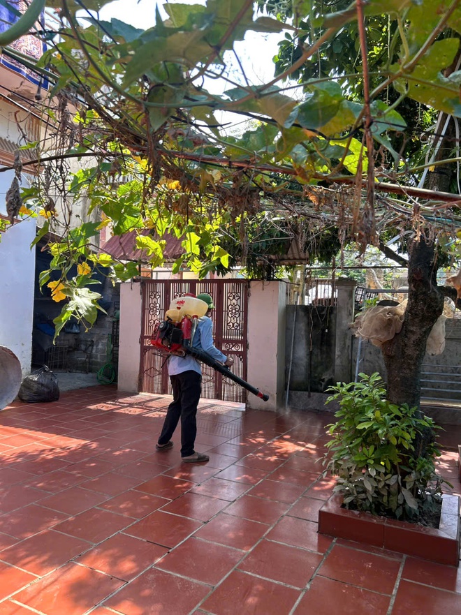 Trạm y tế xã Hòa Phú phun khử khuẩn cho các hộ gia đình sau ngập úng

- Ảnh 4.
