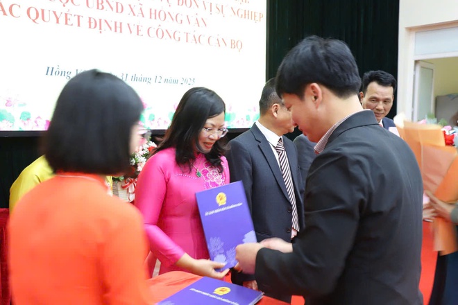 UBND xã Hồng Vân tổ chức hội nghị công bố và trao quyết định tổ chức lại đơn vị sự nghiệp và công bố các quyết định bổ nhiệm lãnh đạo quản lý- Ảnh 6.