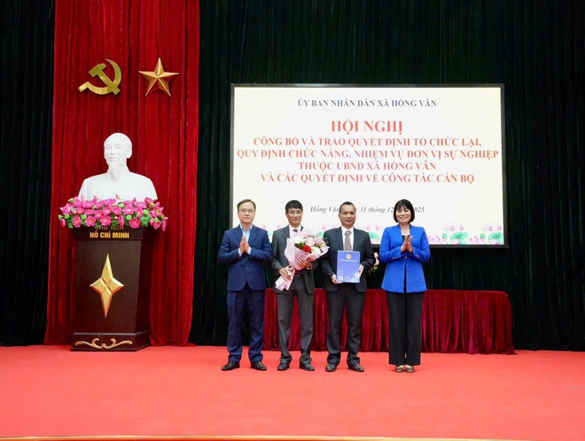 UBND xã Hồng Vân tổ chức hội nghị công bố và trao quyết định tổ chức lại đơn vị sự nghiệp và công bố các quyết định bổ nhiệm lãnh đạo quản lý- Ảnh 4.