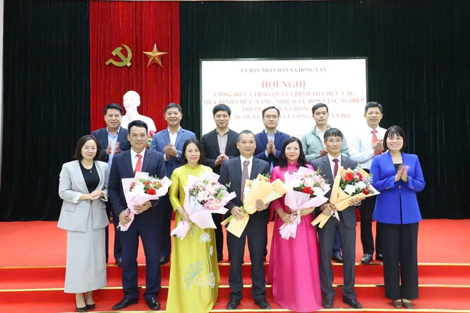 UBND xã Hồng Vân tổ chức hội nghị công bố và trao quyết định tổ chức lại đơn vị sự nghiệp và công bố các quyết định bổ nhiệm lãnh đạo quản lý- Ảnh 5.