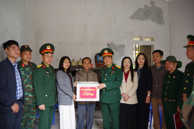 QUÂN ĐOÀN 12 KIỂM TRA CHƯƠNG TRÌNH HÀNH QUÂN DÃ NGOẠI LÀM CÔNG TÁC DÂN VẬN ĐỢT 2 NĂM 2025 TẠI XÃ TRUNG GIÃ- Ảnh 4.