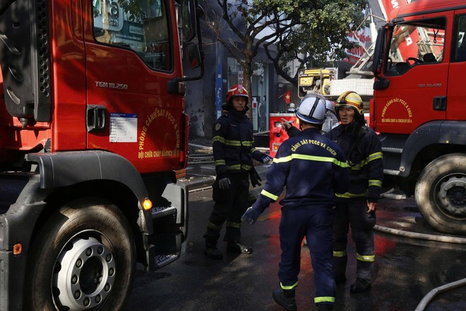 Lãnh đạo phường Hà Đông thăm hỏi, động viên người bị nạn vụ cháy nhà tại số nhà 84, phố Lê Lợi- Ảnh 1.