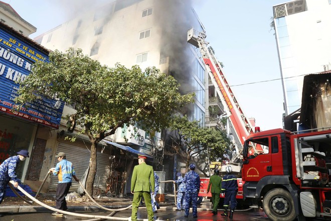 Lãnh đạo phường Hà Đông thăm hỏi, động viên người bị nạn vụ cháy nhà tại số nhà 84, phố Lê Lợi- Ảnh 2.