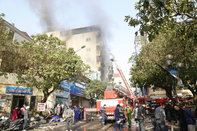 Lãnh đạo phường Hà Đông thăm hỏi, động viên người bị nạn vụ cháy nhà tại số nhà 84, phố Lê Lợi- Ảnh 6.